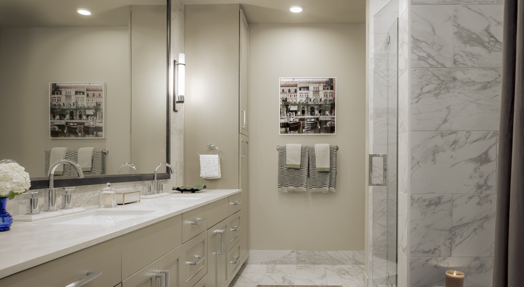 bathroom with a mirror and sinks